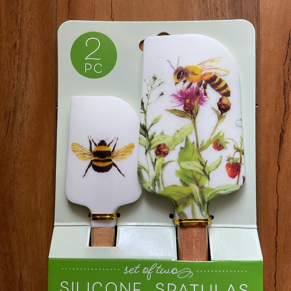 Other - SET OF 2 GORGEOUS 🐝 SILICONE SPATULAS NWOT